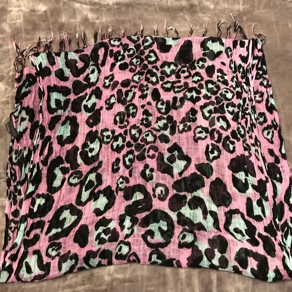 Leopard pattern scarf